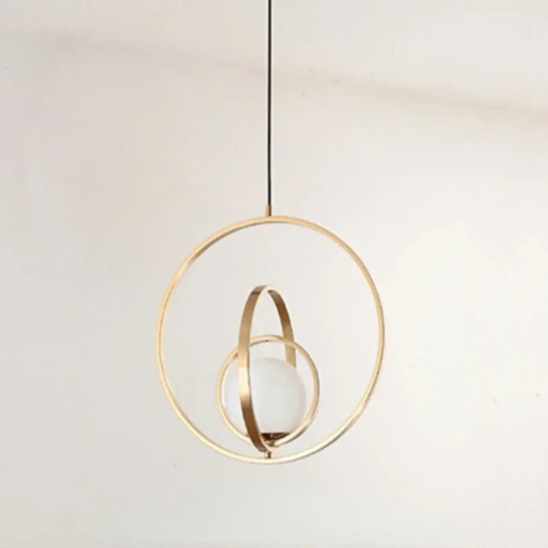 Suspension luminaire lumens élégante avec bagues circulaires imbriquées dorées et globe en verre dépoli