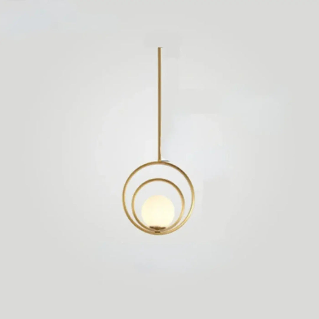 Suspension luminaire élégante lumens avec cadre métallique doré et ampoule sphérique lumineuse au centre minimaliste