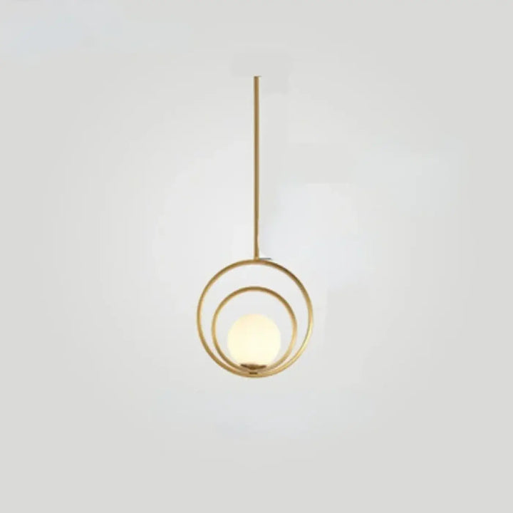 Suspension luminaire élégante lumens avec cadre métallique doré et ampoule sphérique lumineuse au centre minimaliste