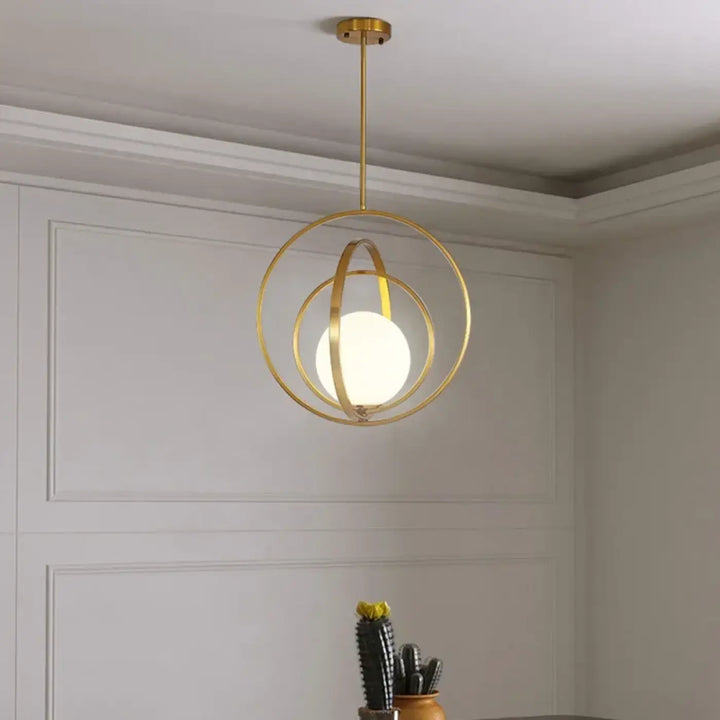 Suspension luminaire élégante gold-toned avec anneaux circulaires et globe en verre dépoli par lumina