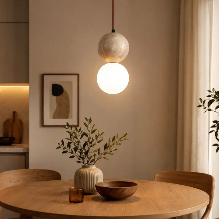 Suspension luminaire sora avec deux abat-jours sphériques empilés en verre opalin et pierre texturée, cordon marron fin