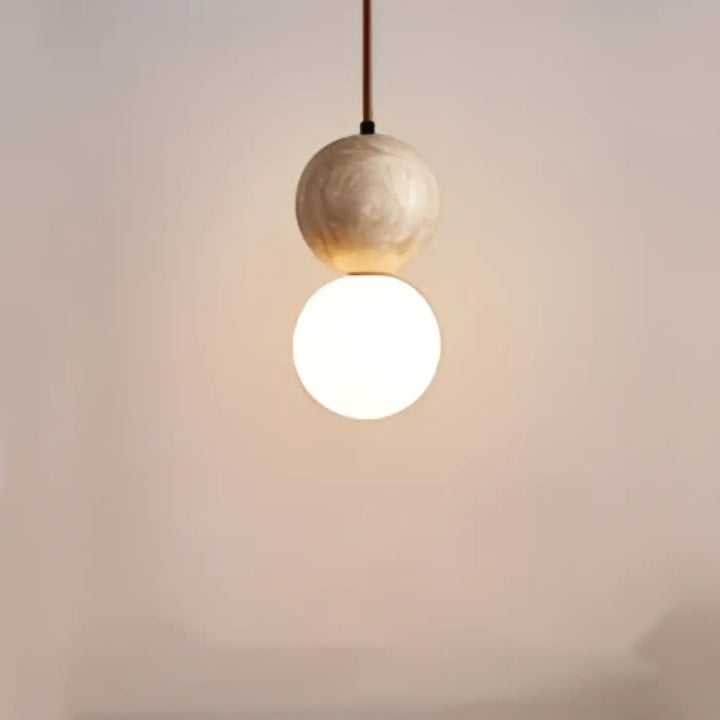 Suspension luminaire sora avec abat-jour sphérique terre cuite et globe en verre opalin lumineux
