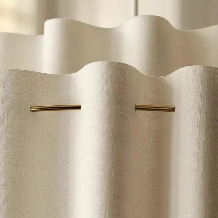 Suspension luminaire wabi avec rideau en lin couleur crème à texture subtile et œillets métalliques dorés