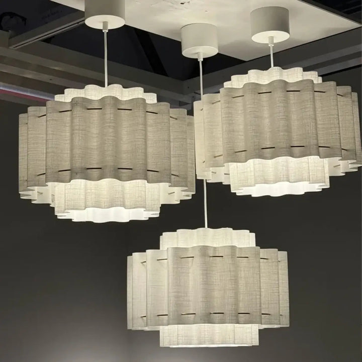 Suspension luminaire élégante wabi avec trois abat-jours en tissu ondulé beige moderne