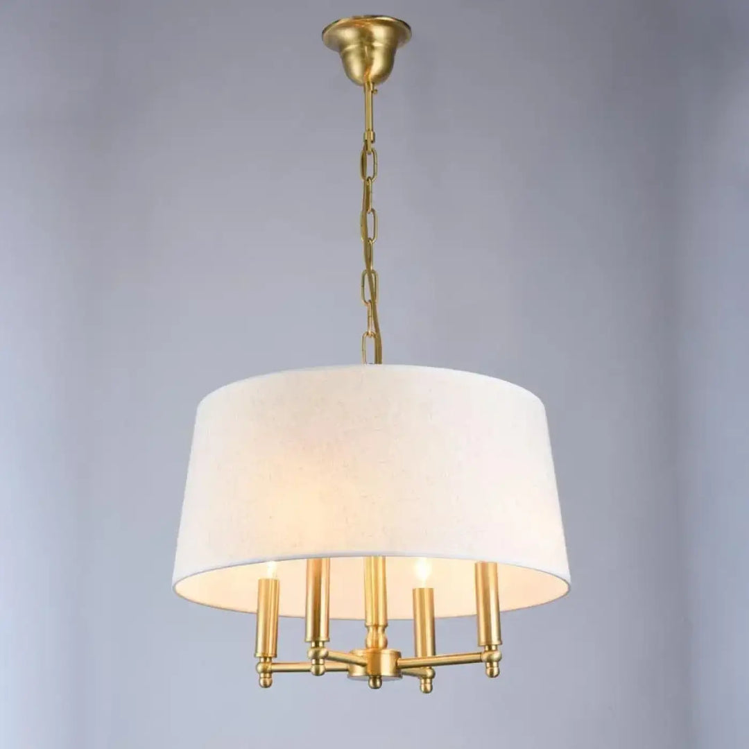 Suspension luminaire winfordo en finition or avec abat-jour en tissu blanc et quatre ampoules chandelle pour salle à manger élégante