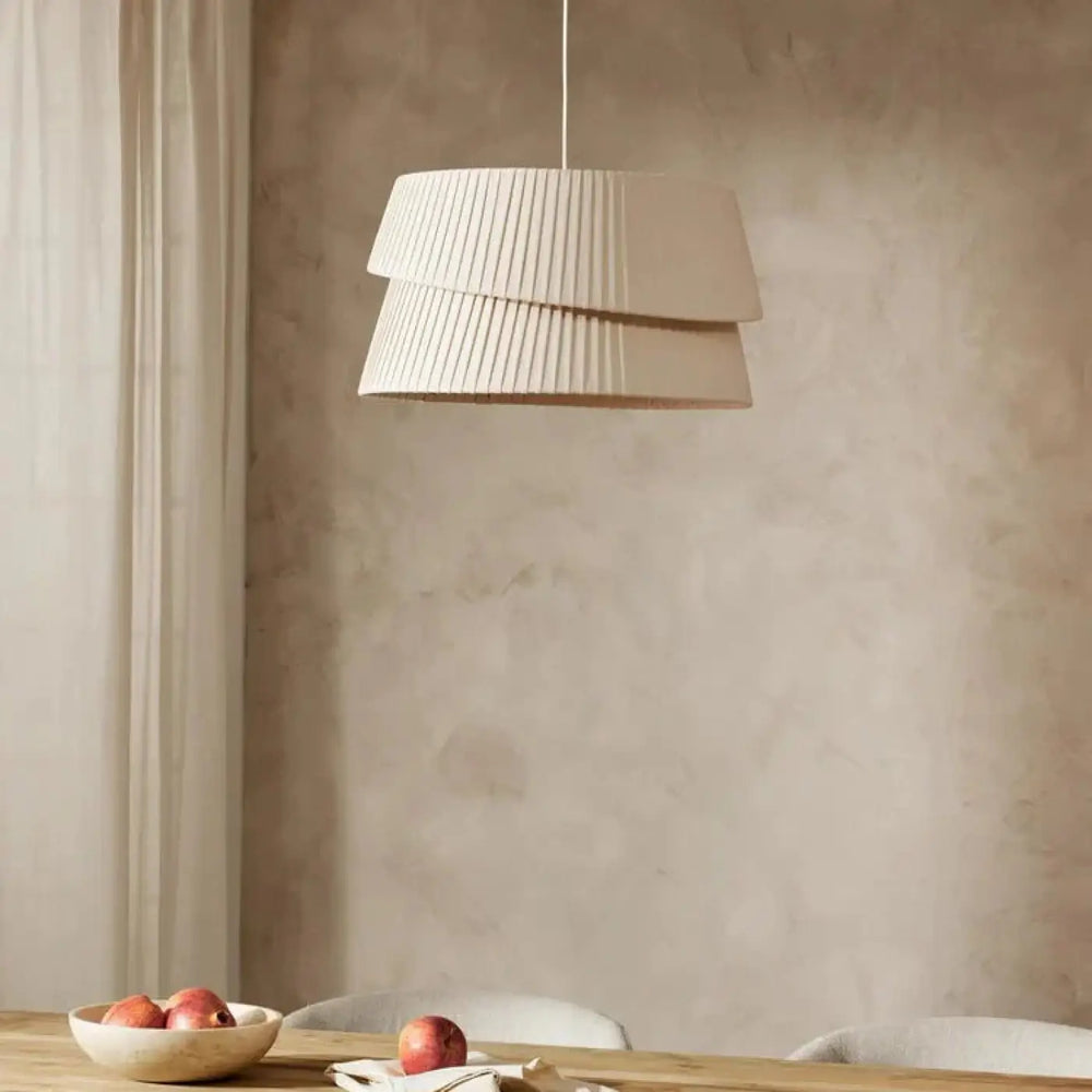 Suspension luminaire élégante en tissu beige pour salon moderne