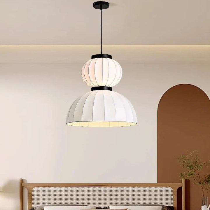 Suspension luminaire dualis en tissu blanc plissé avec accents métalliques noirs et formes superposées modernes