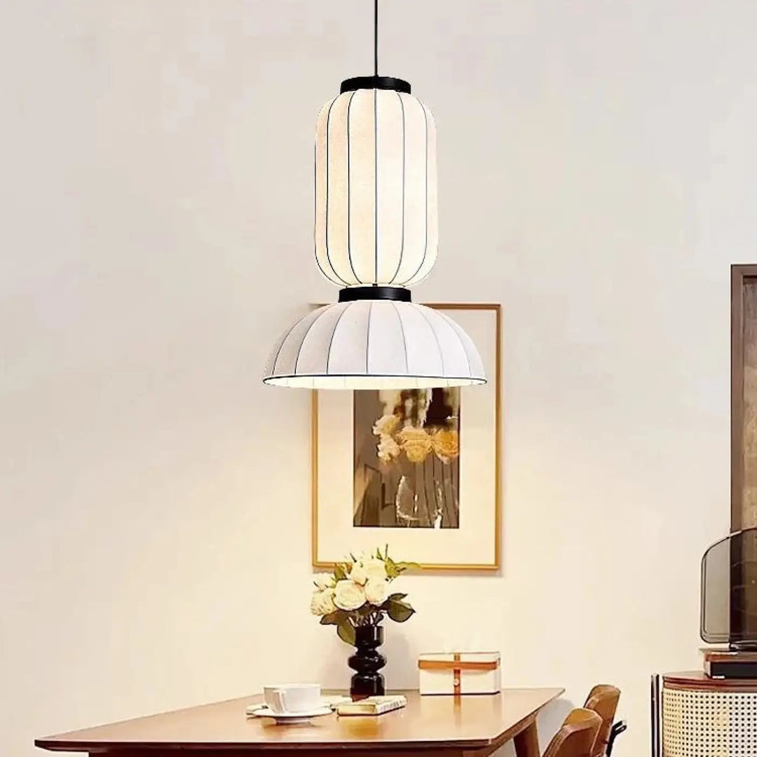 Suspension luminaire dualis blanche avec design côtelé vertical et accents métal noir en formes superposées élégantes