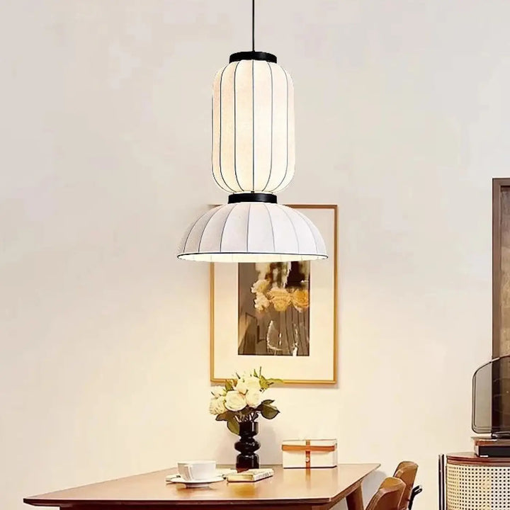 Suspension luminaire dualis blanche avec design côtelé vertical et accents métal noir en formes superposées élégantes