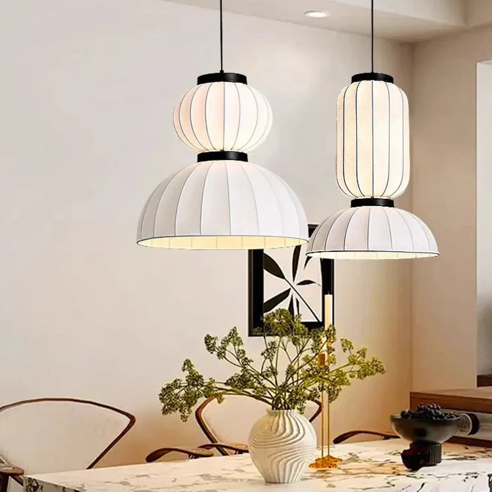 Suspension luminaire dualis avec trois lampe blanche plissée et accents métal noir formes superposées élégante