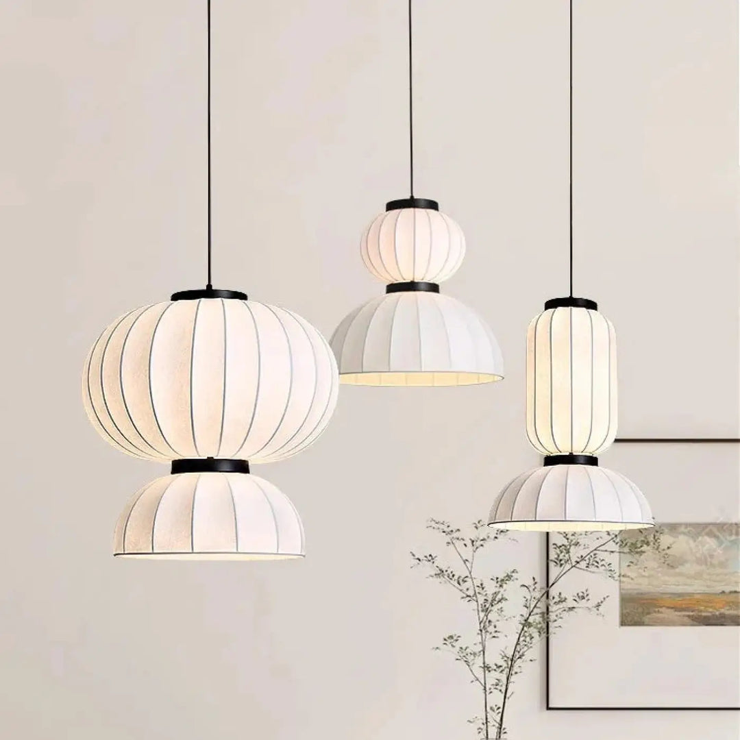 Suspension luminaire dualis avec trois suspensions blanches plissées en formes superposées et armature métallique noire élégante