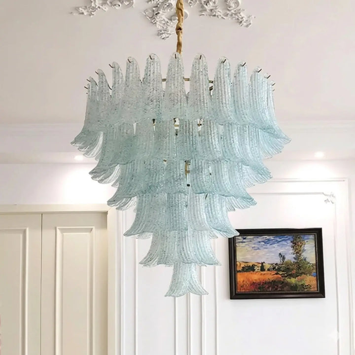 Suspension luminaire dicy avec pétales en verre soufflé bleu translucide et chaîne dorée dans un style art déco
