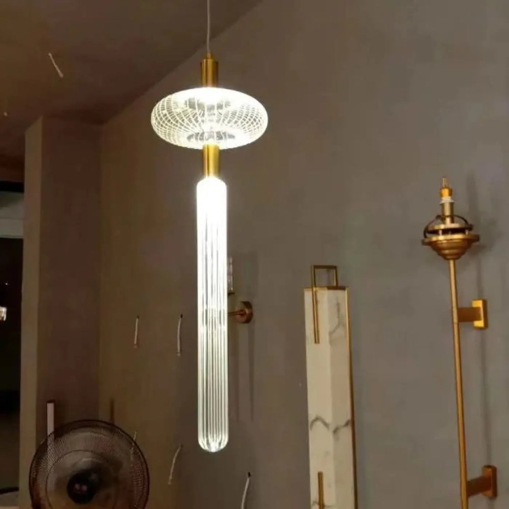 Suspension luminaire kyor modern en métal doré avec verre cannelé diffusant une lumière blanche chaude cipher multi