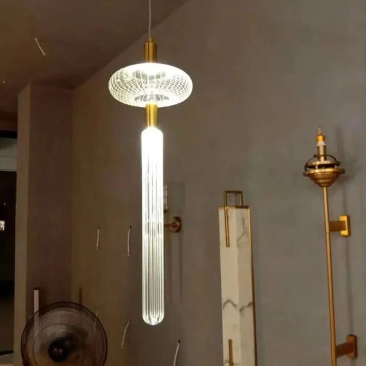 Suspension luminaire kyor modern en métal doré avec verre cannelé diffusant une lumière blanche chaude cipher multi