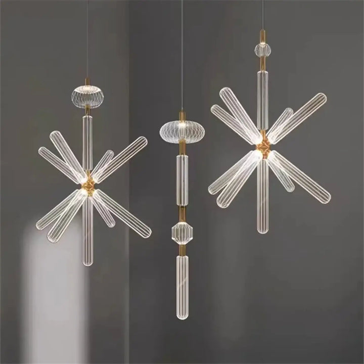 Suspension luminaire kyor avec pendentifs en verre transparent en forme d’étoile et accents métalliques dorés cipher multi