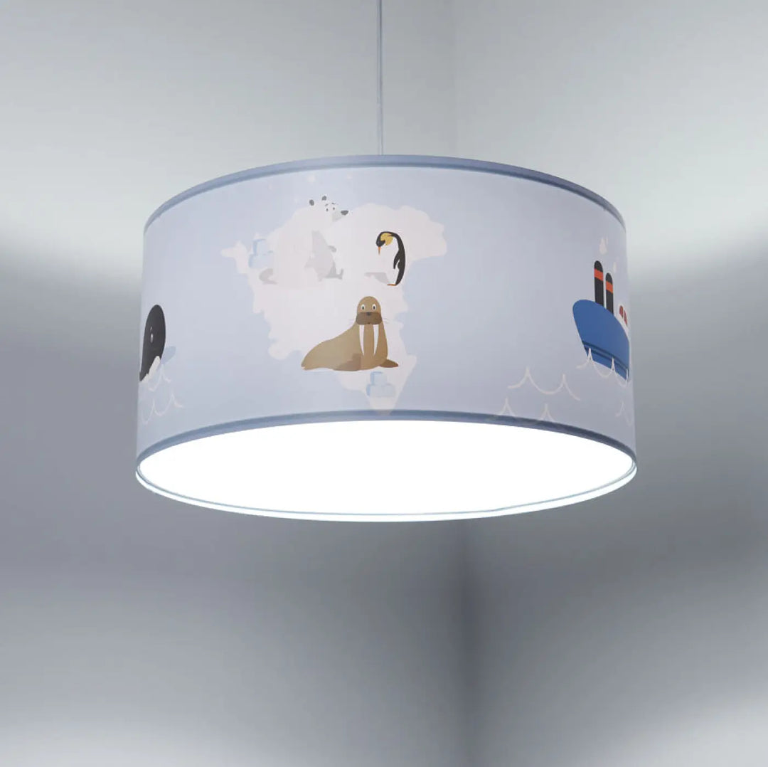 Suspension luminaire sweet dreams photo avec abat-jour cylindrique bleu clair en tissu et illustrations blanches d’animaux arctiques