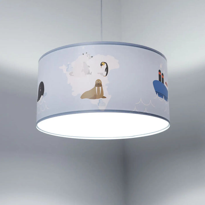 Suspension luminaire sweet dreams photo avec abat-jour cylindrique bleu clair en tissu et illustrations blanches d’animaux arctiques