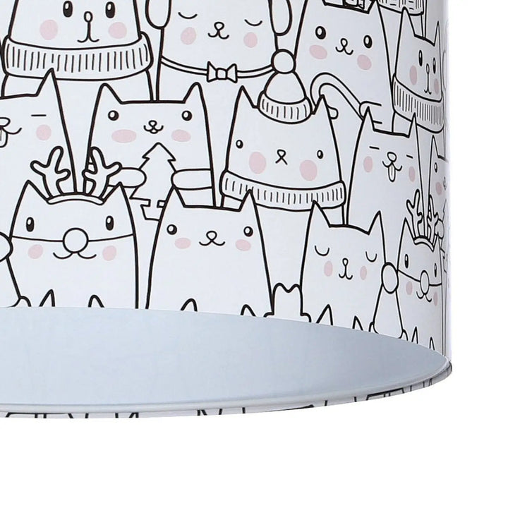 Suspension luminaire enfant avec abat-jour cylindrique blanc orné de chats dessinés en noir portant accessoires dhiver