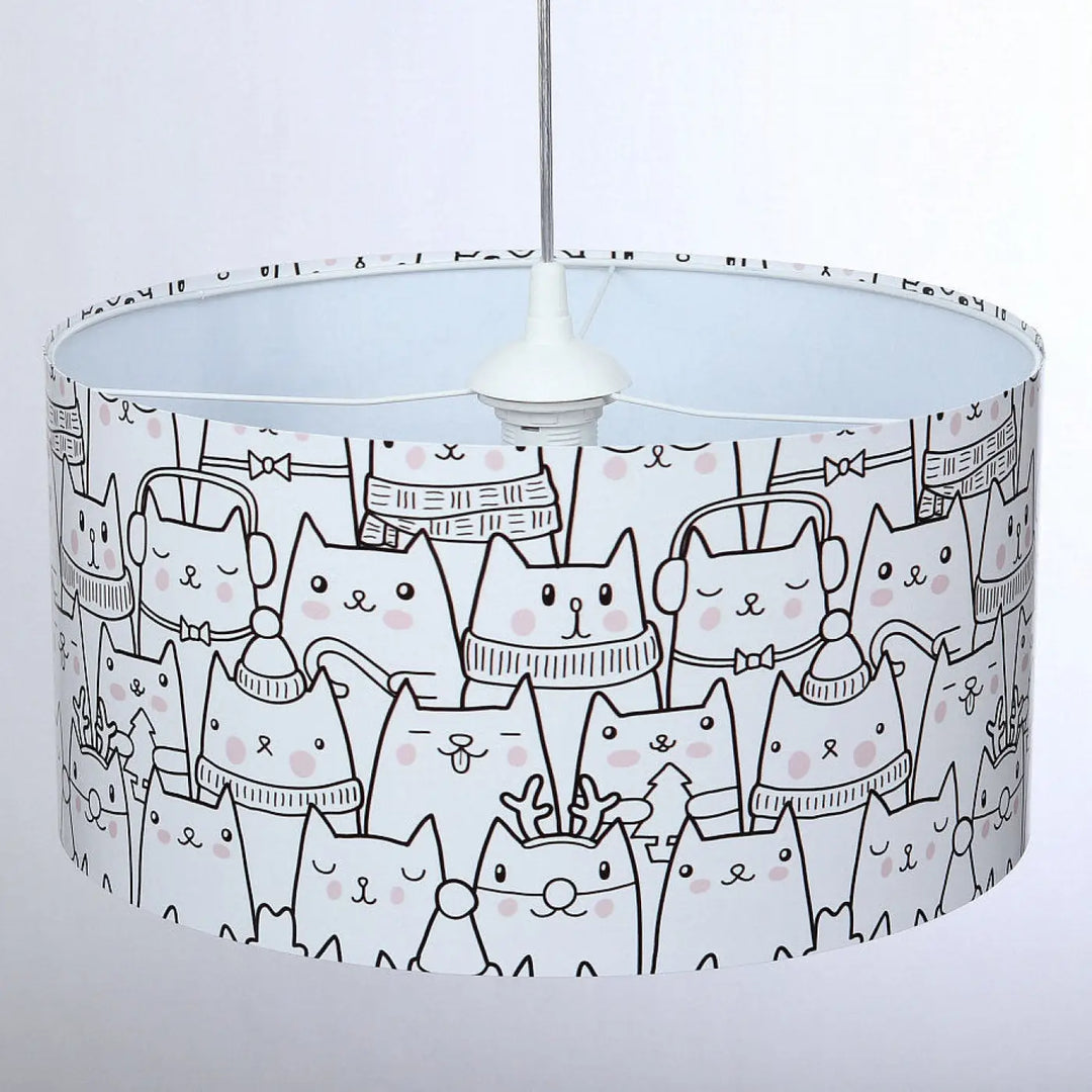Cylindrique suspension luminaire enfant avec chats dessinés en tenues hivernales noires sur fond blanc