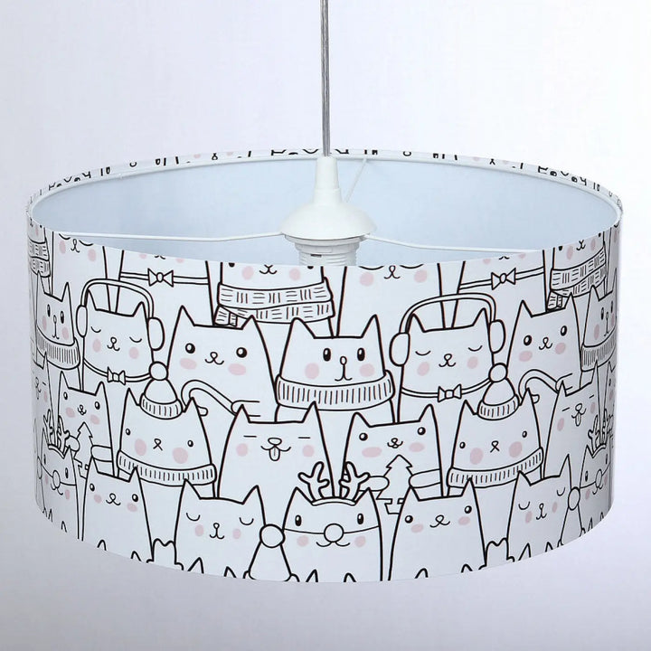 Cylindrique suspension luminaire enfant avec chats dessinés en tenues hivernales noires sur fond blanc