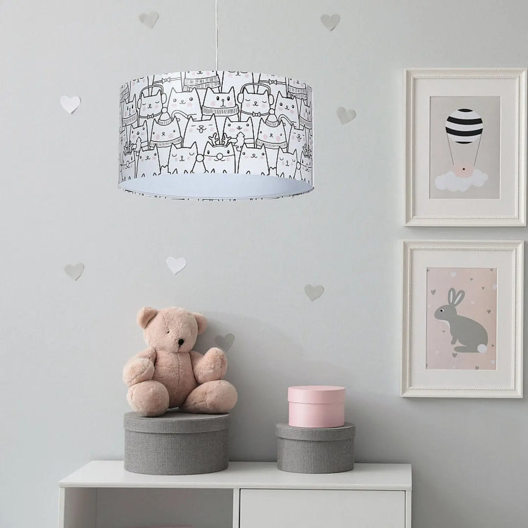 Suspension luminaire enfant avec abat-jour cylindrique blanc orné de chats dessinés en motifs noir line-art