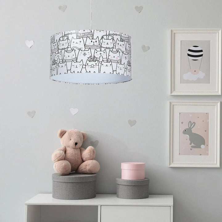 Suspension luminaire enfant avec abat-jour cylindrique blanc orné de chats dessinés en motifs noir line-art