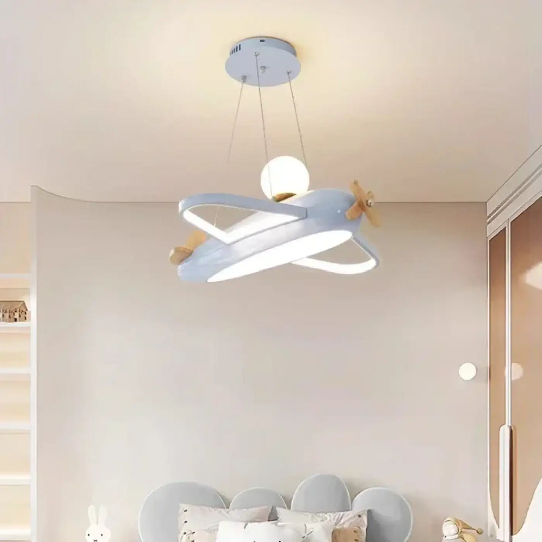Suspension luminaire enfant en forme d’avion bleu clair avec hélices en bois et ampoule sphérique centrale pour chambre d’enfant