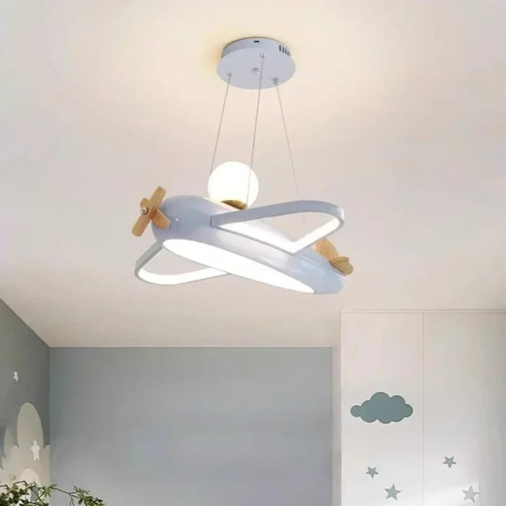 Suspension luminaire enfant avion bleu clair avec hélices en bois et led blanc pour chambre d’enfant avivi