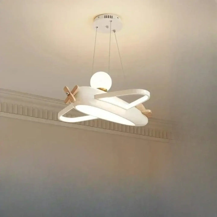 Suspension luminaire avivi blanc avec anneaux circulaires entrelacés et accents en bois pour chambre d’enfant