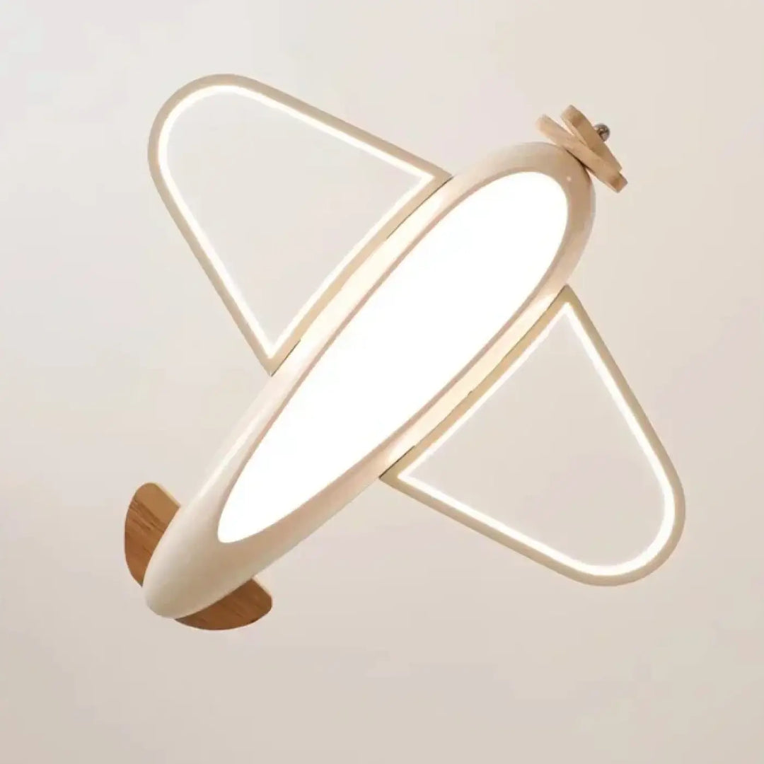 Suspension luminaire enfant en forme d’avion crème avec accents en bois pour chambre d’enfant avivi