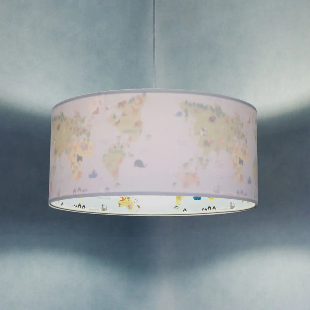 Suspension luminaire enfant cylindrique bleu clair et gris clair avec carte du monde pastel et illustrations animales