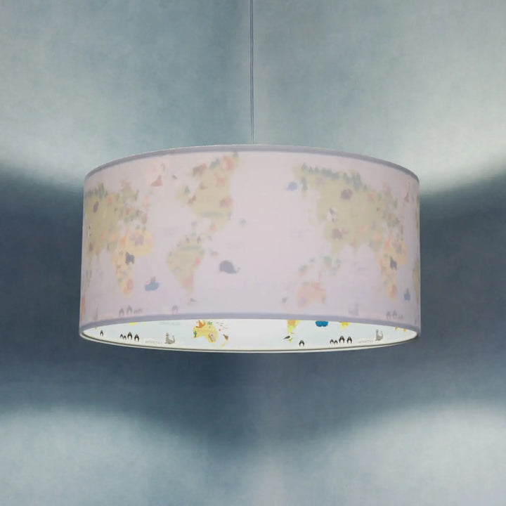 Suspension luminaire enfant cylindrique bleu clair et gris clair avec carte du monde pastel et illustrations animales