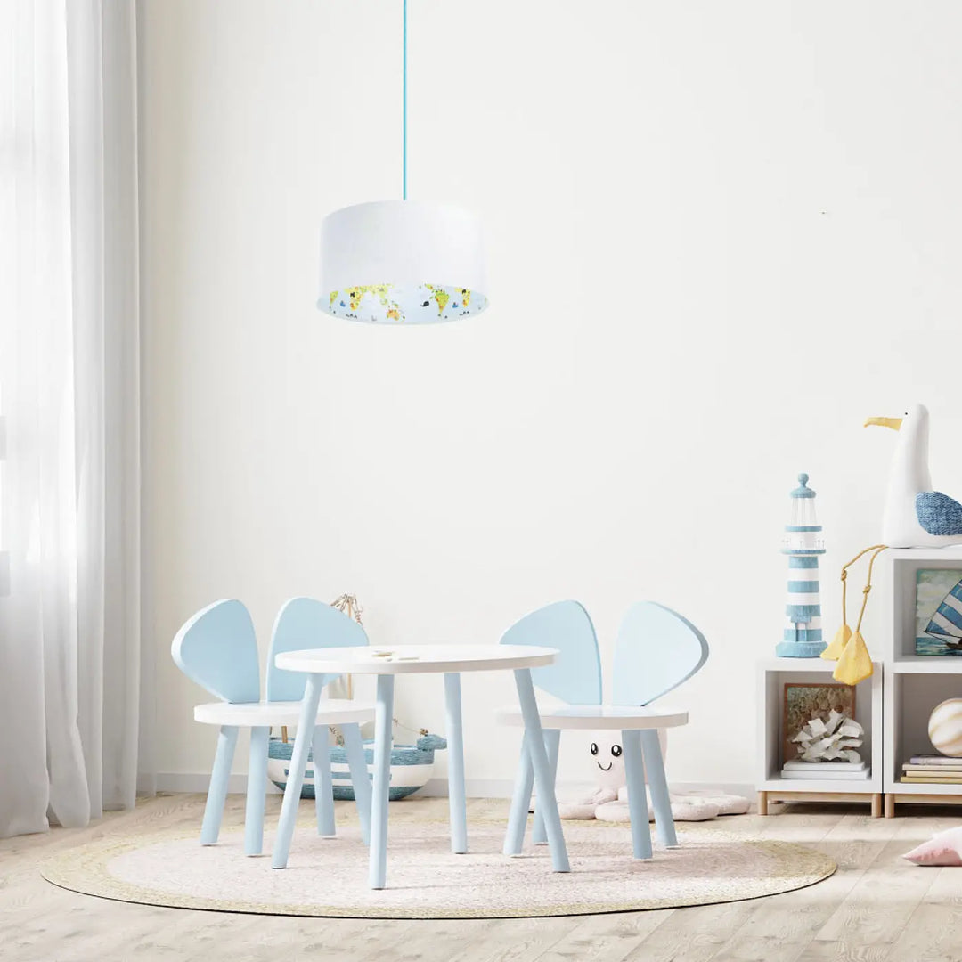 Table enfant bleu clair et blanc avec chaises assorties à dossier oreilles de lapin sous suspension luminaire enfant sweet dreams classic