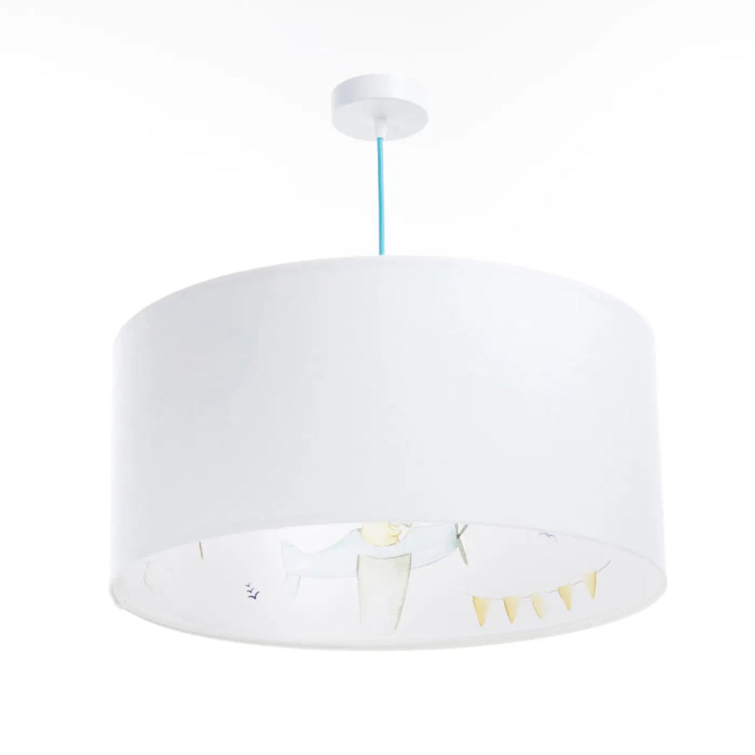 Suspension luminaire enfant blanc avec abat-jour cylindrique en tissu bleu pastel et illustrations intérieures subtiles