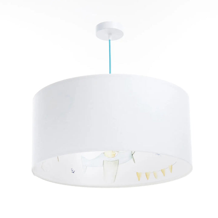 Suspension luminaire enfant blanc avec abat-jour cylindrique en tissu bleu pastel et illustrations intérieures subtiles