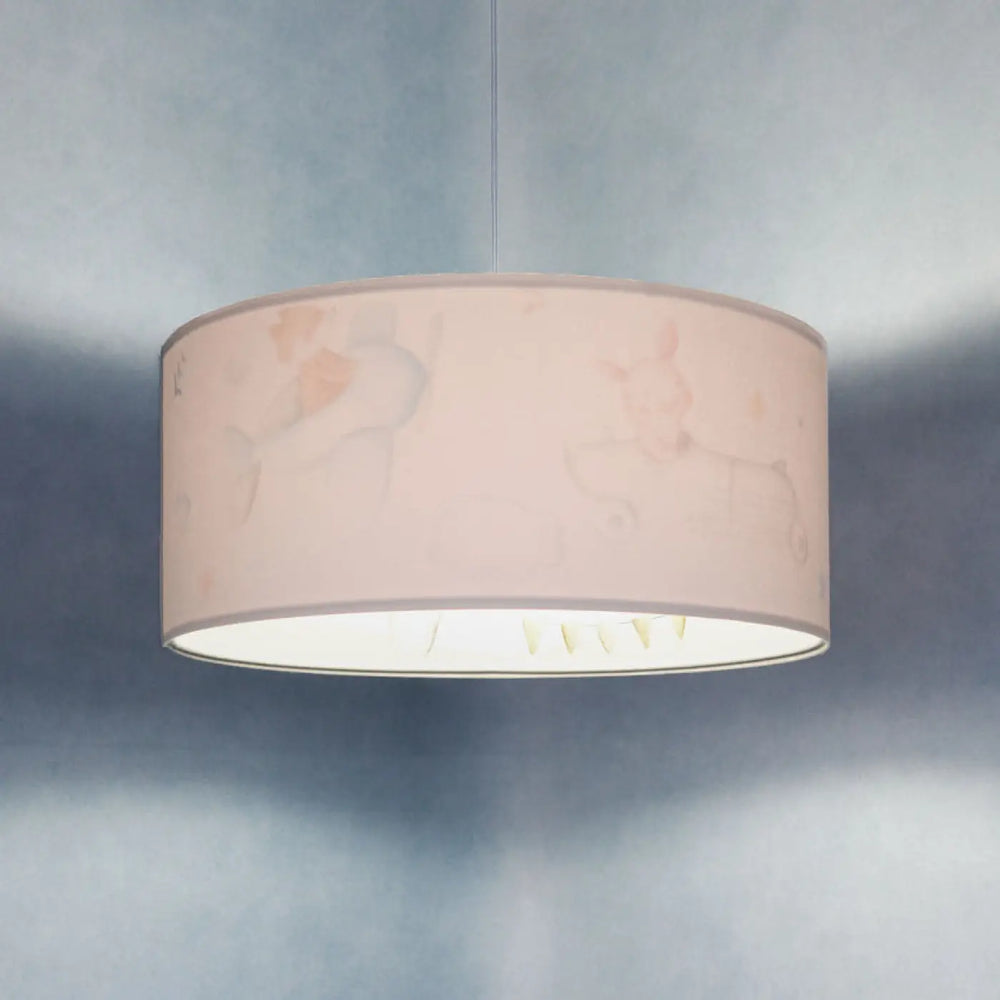 Suspension luminaire enfant bleu pastel avec abat-jour cylindrique rose et silhouettes d’animaux en aquarelle