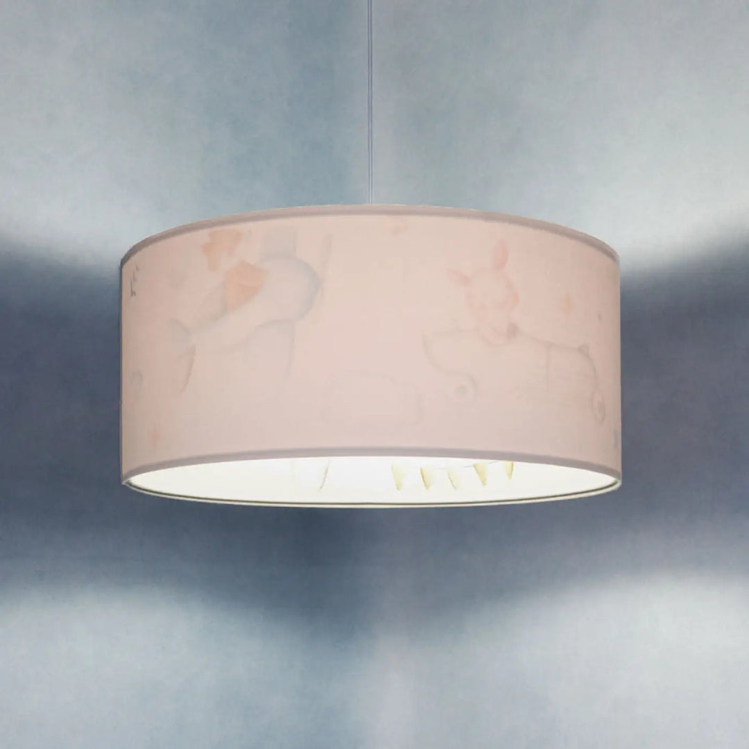 Suspension luminaire enfant bleu pastel avec abat-jour cylindrique rose et silhouettes d’animaux en aquarelle