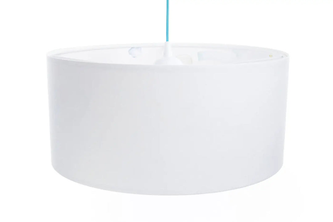 Suspension luminaire enfant blanc avec abat-jour cylindrique mat et cordon bleu pastel subtil