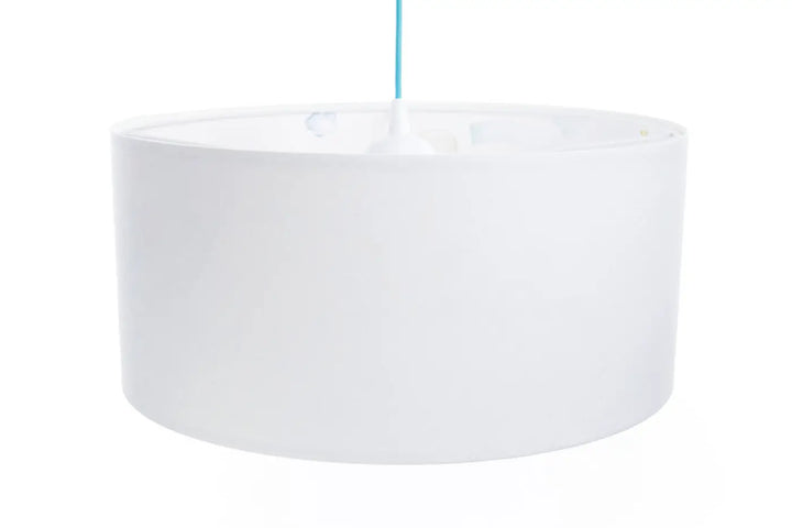 Suspension luminaire enfant blanc avec abat-jour cylindrique mat et cordon bleu pastel subtil