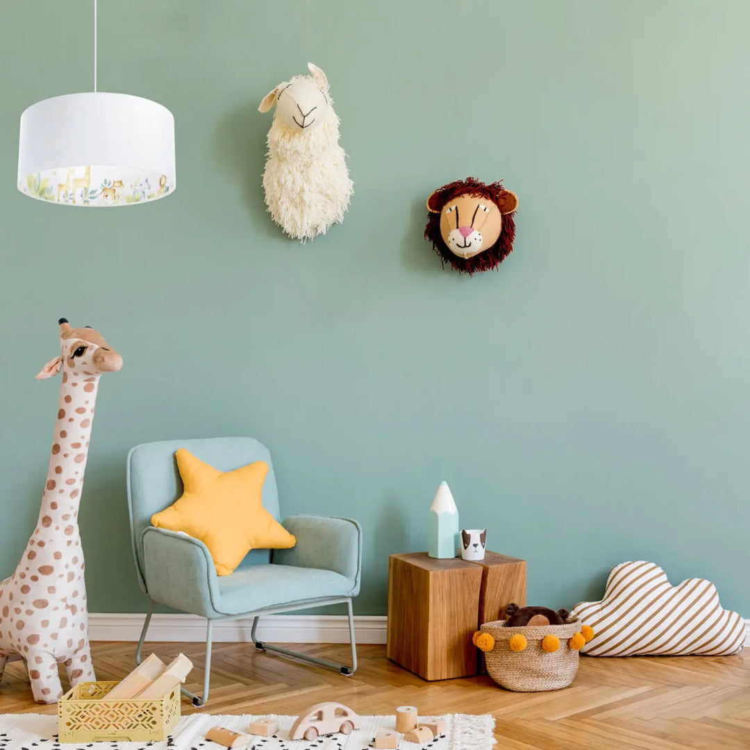 Suspension luminaire blanc et jaune clair avec fauteuil bleu clair et coussin étoile jaune pour intérieur élégant