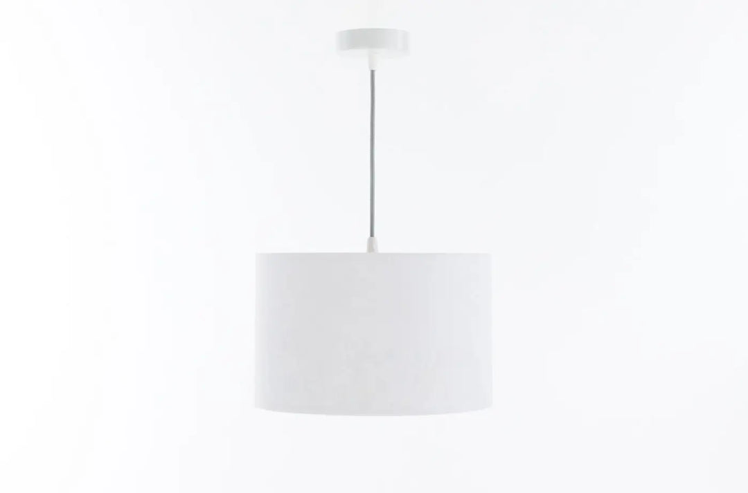 Suspension luminaire classic sweet dreams blanc avec abat-jour cylindrique en tissu mat et tige métallique fine