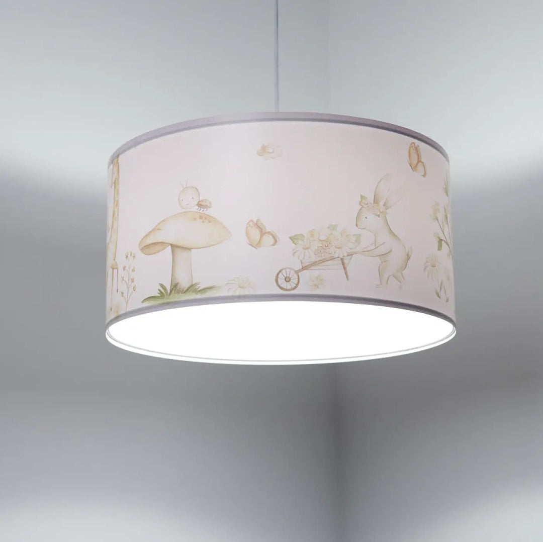 Suspension luminaire enfant cylindrique pastel rose avec illustrations de champignons papillons et lapin en bois blanc marron clair