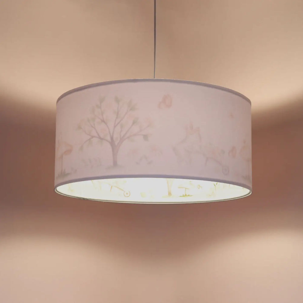 Suspension luminaire enfant rose avec abat-jour cylindrique orné dillustrations douces darbres et doiseaux