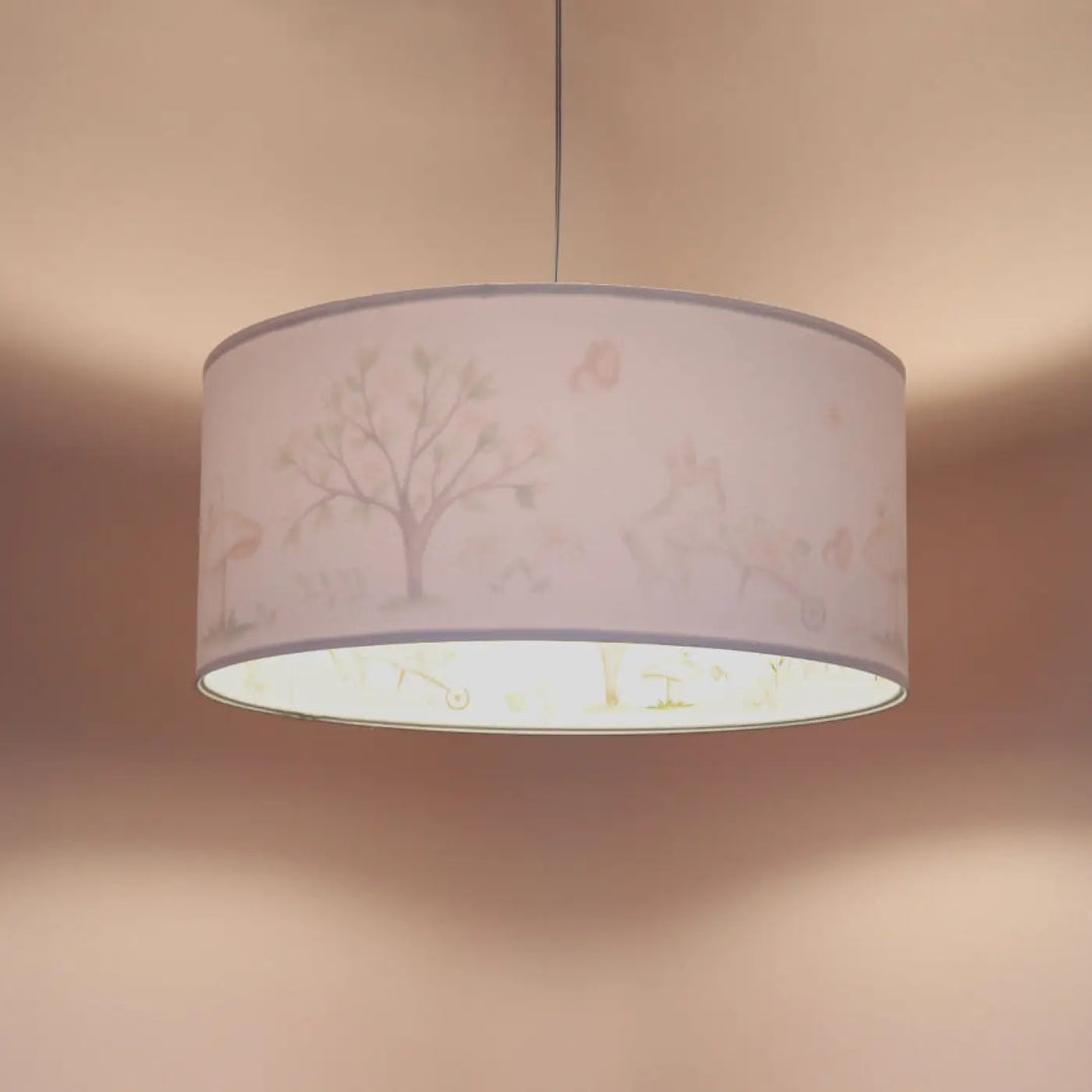 Suspension luminaire enfant rose avec abat-jour cylindrique orné dillustrations douces darbres et doiseaux