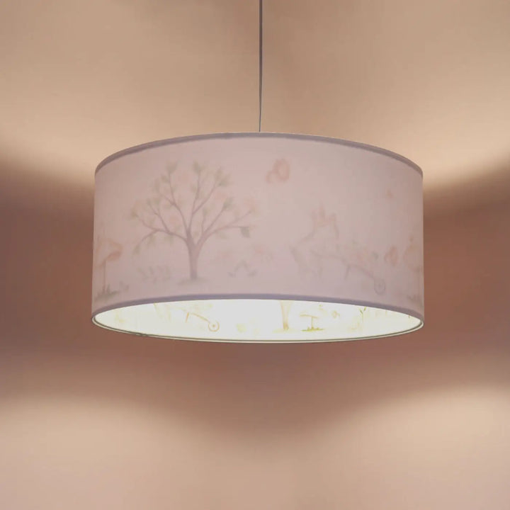Suspension luminaire enfant rose avec abat-jour cylindrique orné dillustrations douces darbres et doiseaux