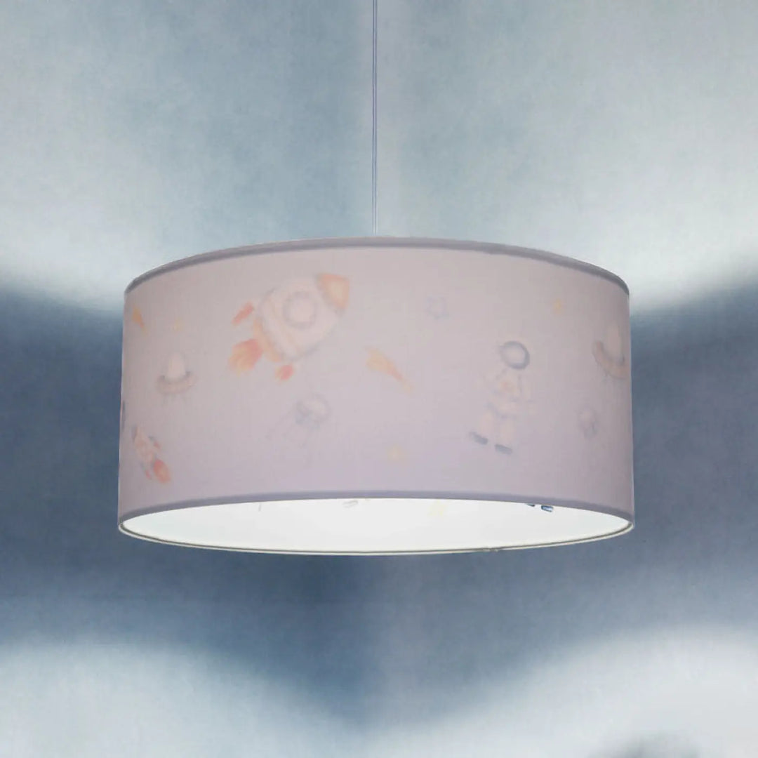 Suspension luminaire enfant lavande avec motif espace subtil en orange et gris idéal pour chambre enfant