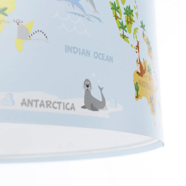 Suspension luminaire enfant bleu clair avec carte du monde ludique et animaux comme phoques kangourous et dauphins
