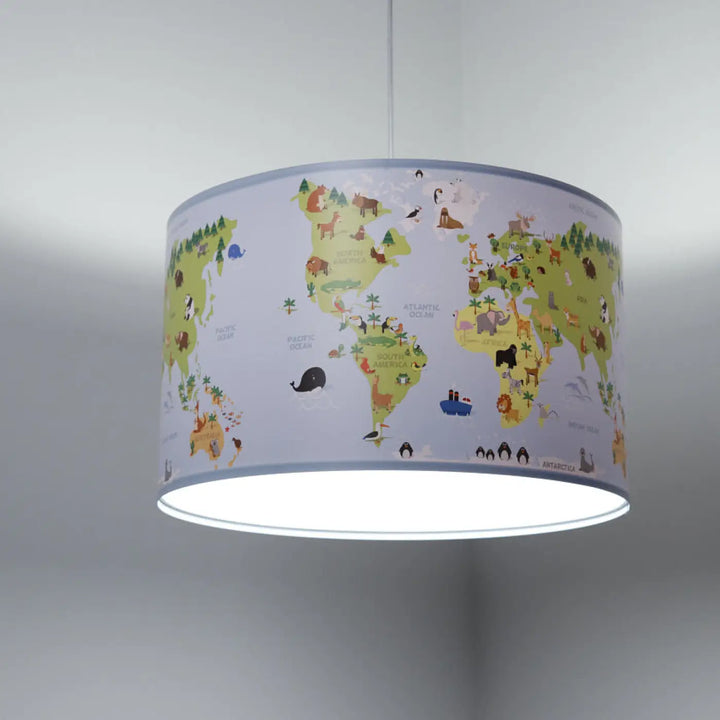 Suspension luminaire cylindrique enfant carte avec design de carte du monde colorée et animaux sur fond bleu clair