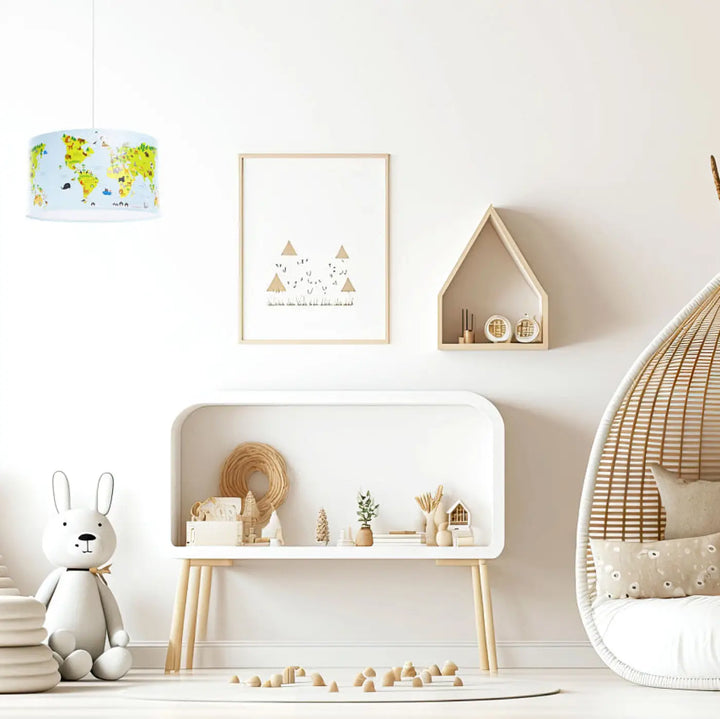 Suspension luminaire blanc avec motif carte du monde en vert jaune et bleu pour luminaire enfant enfant carte