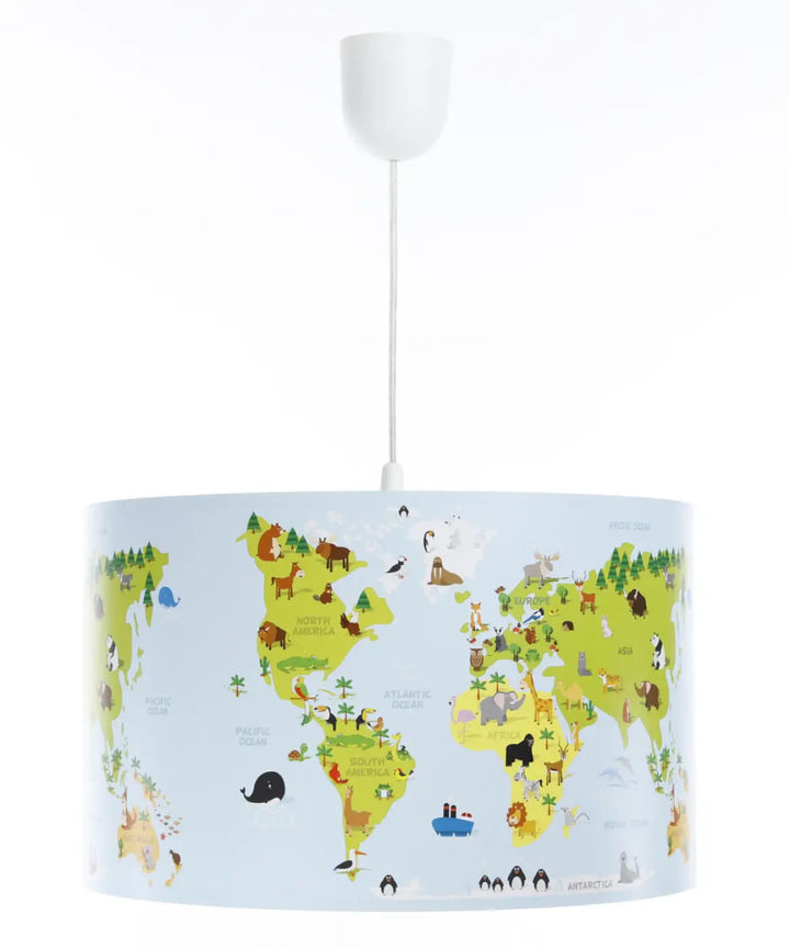 Suspension luminaire enfant avec abat-jour cylindrique décor carte du monde colorée et animaux sur fond bleu clair